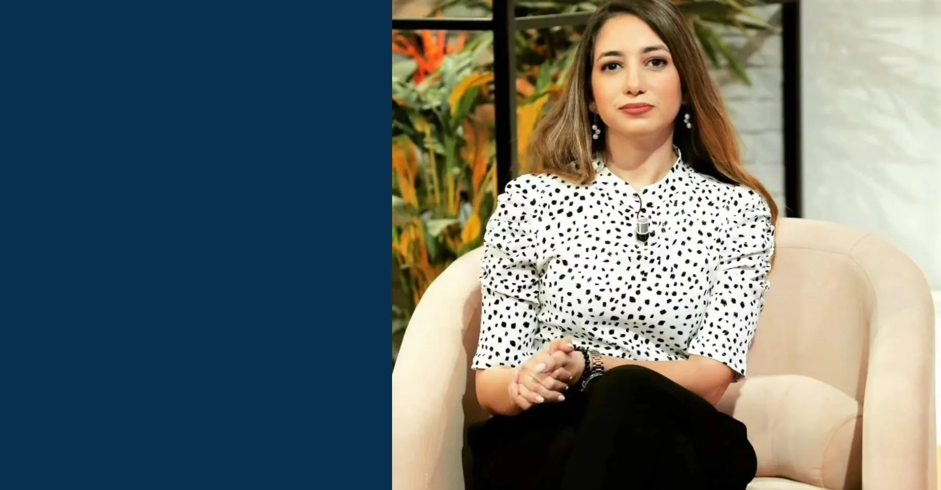 Dr Yosr Kamarti assise sur un plateau de télévision à Tunis